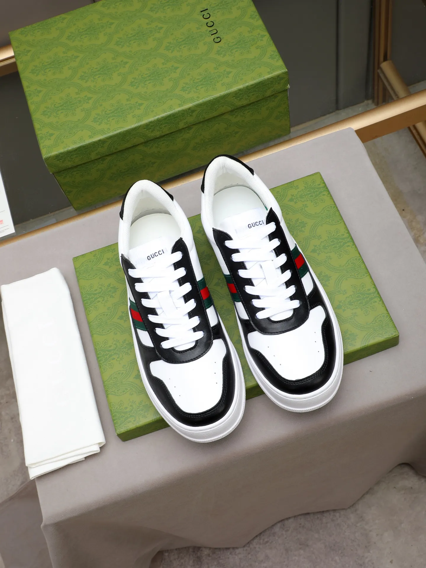 PP420 new men's shoes GUCCI fashion trend, made of first-layer calfskin➕breathable mesh lining! The foot feels super comfortable and the workmanship is impeccable. The original ultra-light outsole, size: 38-44 (45 customized), 5 colors to choose from!